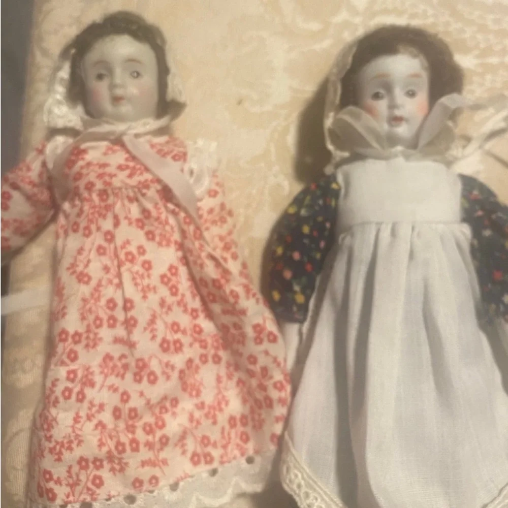 2 antique porcelain dolls / bonnets and pilgrim like dresses. Approx 12” - Picture 4 of 8
